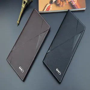 Vue de détail rapprochée du portefeuille long en cuir souple pour homme avec fentes pour cartes.