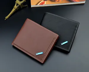 Detailansicht kurzer Herrenbörsen aus Kunstleder mit vielen Kartenfächern in Schwarz und Braun.
