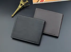 Portefeuille court en cuir pour homme avec surpiqûres blanches, noir et marron.
