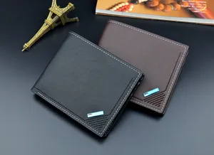Detailansicht kurzer Herrenbrieftaschen aus Leder in Schwarz und Braun mit Kartenfächern.