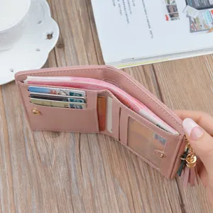 Rosa Damen kurze Geldbörse PU Leder Münzfach Kartenetui mit süßem Quasten Anhänger Design.