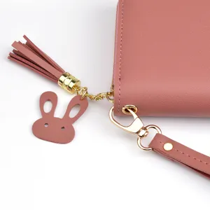 Rosa Damen Langbörse PU Leder Clutch mit Quasten Anhänger und Handschlaufe für Alltag.