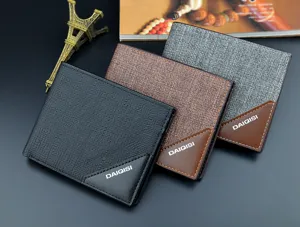 Detailaufnahme von drei Herrenkurzbörsen mit mehreren Kartenfächern und stilvollen Texturen.