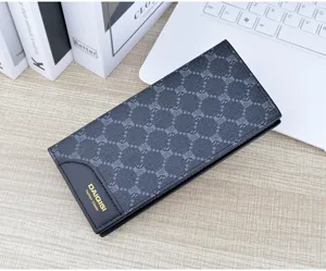 Herren Langbörse mit schickem geometrischem Muster, eleganten Kartenfächern und hochwertigem Leder.