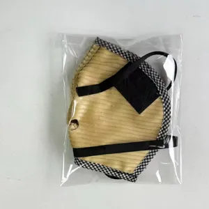 Dettaglio ravvicinato dell'accessorio da viaggio per pappagallo e cappuccio in velluto.