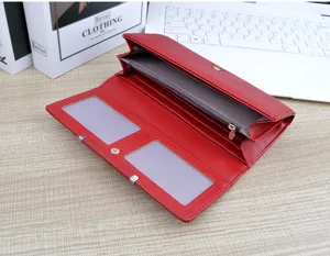 Portefeuille long en cuir rouge pour femme avec multiples fentes de cartes et poche zippée.