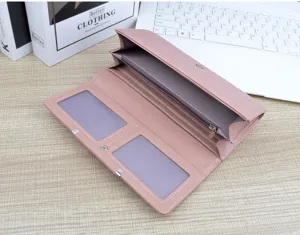 Portefeuille long pour femme rose avec plusieurs fentes pour cartes et fenêtres pour usage