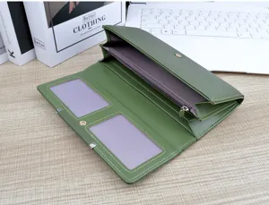 Détail intérieur de portefeuille long vert avec emplacements cartes, poche zippée et ID.