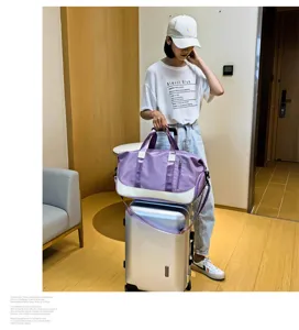 Bolsa de viaje deportiva violeta con separacion mojado seco y compartimento zapatos.