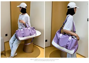 Bolsa de deporte bicolor morada y blanca con correa para hombro de viaje.