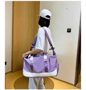 Espaciosa bolsa de deporte morada con compartimento humedo y zapatos para viajes.