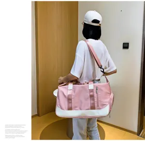 Bolsa de deporte rosa con correa para el hombro y bolsillo con cremallera, ideal para gimnasio.