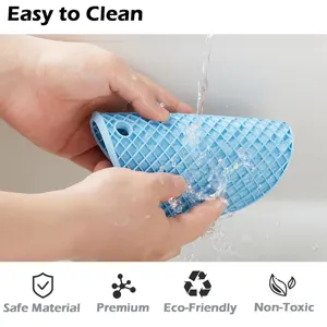 Tappetino isolante in silicone blu con struttura a nido d'ape e foro per la cucina.