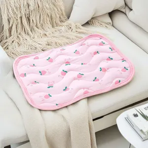 Tappetino rinfrescante per animali con stampa di pesche, tessuto in seta di ghiaccio estivo.