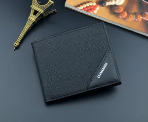 Schwarze Herren Kurzgeldbörse aus Leder mit vielen Kartenfächern und stilvollem Eckdetail.