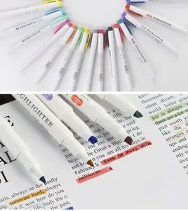Primer plano de resaltadores multicolores de doble punta para marcar sobre papel.