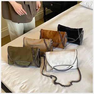 Bolso bandolera de ante con detalle de cadena metálica, bolso elegante y chic.