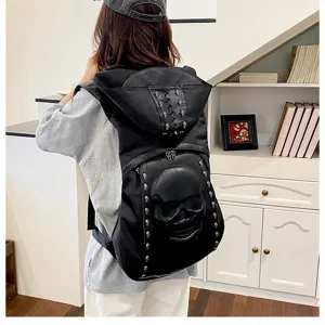 Trendy punk schedel rugzak met capuchon en klinknagels voor vrouwen in koele motorstijl tas.