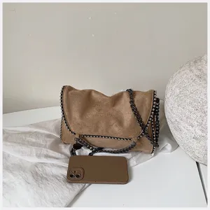 Bolso cruzado de ante marrón de moda con correa de cadena y detalles de tachuelas para mujeres.