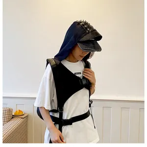 Trendy punk klinknagel schedel hoodie rugzak voor dames, niche motorfiets detailweergave.