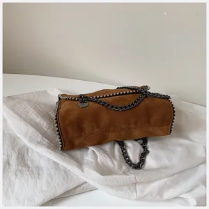 Bolso de hombro de ante marrón, bolso bandolera moderno con cadena metálica y diseño chic.