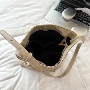 Beige τσάντα ώμου bucket με γεωμετρικό υφαντό σχέδιο, μεγάλη casual καθημερινή χωρητικότητα.