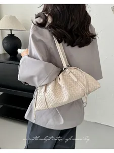 Élégant sac à bandoulière tissé beige pour femmes, sac fourre-tout chic et spacieux.