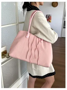 Vista dettagliata della grande borsa shopper in tessuto rosa, con materiale morbido e spallacci.