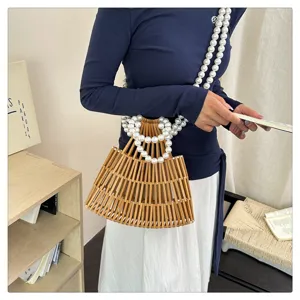 Borsa a mano in bambù intrecciato a mano con manico e tracolla eleganti di perle.