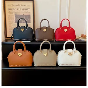 Gedetailleerd overzicht van elegante dameshandtas, vintage casual schelp tas met slot.