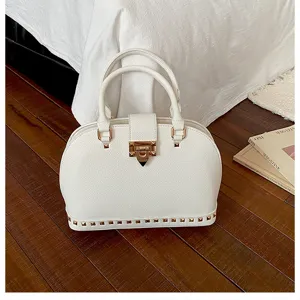 Witte handtas voor dames, elegante schelptas met metalen klinknagels en gouden sluiting.
