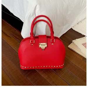 Rode lederen koepel handtas voor dames, elegante vintage handtas met metalen sluiting en handgreep.
