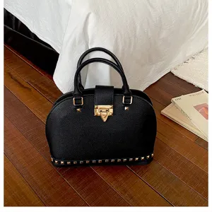Zwarte lederen handtas voor dames, elegante vintage schoudertas met metalen slot.