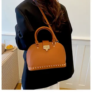 Chique dames koepel schoudertas, retro handtas met metalen studs en elegante sluiting.