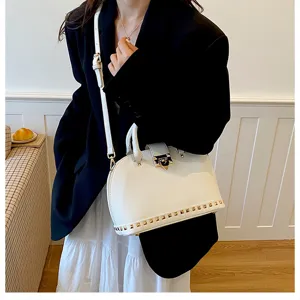 Elegante witte handtas voor dames, chique crossbody schoudertas met gouden klinknagels.