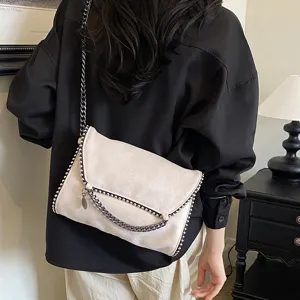 Bolso de hombro tipo sobre de ante de otoño invierno con cadena y borde con cuentas elegantes.