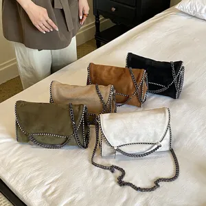 Elegante bolso bandolera de ante con cadena, bolso de hombro estilo sobre de moda.