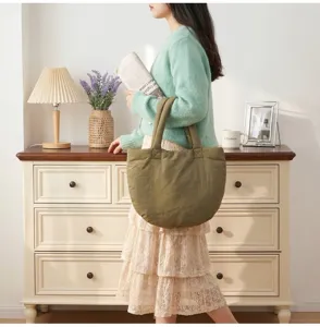 Borsa shopper trapuntata minimalista vista dettaglio, borsa in cotone morbido donna.