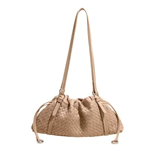 Sac à bandoulière tissé chic pour femme, grand sac fourre-tout tendance, élégant sac de voyage.