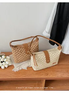 Gedetailleerd overzicht van de geweven strooien tas, natuurlijke textuur, elegante vintage stijl.