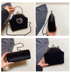 Detailansicht der schwarzen Samt Barock Abendtasche mit Kussverschluss und Kettengürtel.