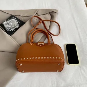 Elegante bruine handtas voor dames, vintage schoudertas met studs voor dagelijks gebruik en werk.