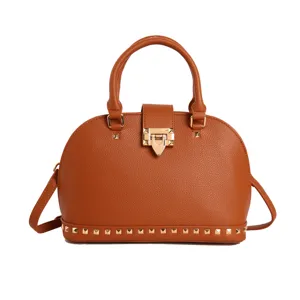 Elegante bruine handtas met gouden studs, handvat aan de bovenkant en schouderriem.