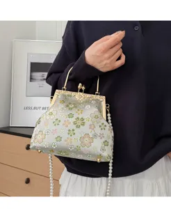 Geborduurd stoffen bloemen handtasje met parelketting, elegante vintage avondtas voor dames.