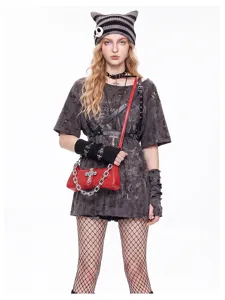 Punk Stil rote Achsel-Umhängetasche mit Kette und Kreuz Dekoration für stilvolle Frauen.