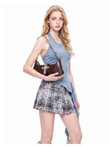 Stilvolle braune Leder-Achselhandtasche im Punk-Stil mit grober Kette und Kreuz-Metallbeschlag.