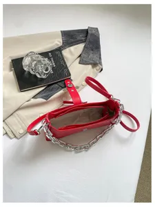 Rote Punk-Stil Achseltasche Detail, mit Silberkette und Metall-Kreuz Schnalle für Frauen.