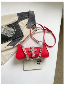 Schicke rote Schultertasche aus PU-Leder mit grober silberner Kette und funkelndem Kreuz.