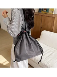 Detailansicht einer grauen Nylon Beuteltasche mit Kordelzugverschluss und praktischem Griff.