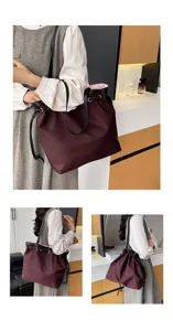 Detailansicht der burgunderroten Nylontasche mit geräumigem Beuteltyp für den täglichen Weg.